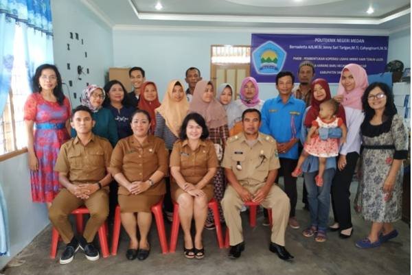 Foto bersama Narasumber dari Dinas Koperasi Propinsi Sumut Mardiana Sebayang, SE, MSi.  (duduk no 2 dari kanan depan)  disebelah Pangulu Karang Bangun  Suparlan, Ketua Tim UPPM  Bernadetta Simbolon (kanan)