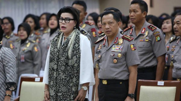Kapolri Jenderal Pol Tito Karnavian (kanan) bersama Wakil Ketua Komisi Pemberantasan Korupsi (KPK) Basaria Panjaitan (kiri) menghadiri syukuran HUT Polwan ke-68 di Mabes Polri, Jakarta, Kamis (1/9). Kapolri berharap Polwan dapat mengambil peran untuk meningkatkan kepercayaan masyarakat terhadap Polri. ANTARA FOTO/Reno Esnir/aww/16.