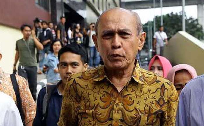 Mayor Jenderal TNI Purn Kivlan Zen (tengah)  meninggalkan Bareskrim Polri usai menjalani pemeriksaan di Jakarta, Senin (13/5/2019). Kivlan diperiksa terkait kasus dugaan penyebaran berita bohong dan melakukan makar. SP/Joanito De Saojoao.