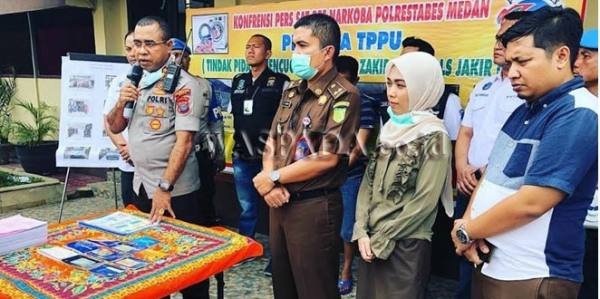 Kapolrestabes Medan, Kombes Pol Johnny Edizzon Isir di dampingi Kasat Narkoba AKBP Sugeng Riyadi, Wakasat Narkoba AKP Dolly Nainggolan saat memaparkan kasus Tindak Pidana Pencucian Uang (TPPU) di Mapolrestabes Jalan HM Said No 1 Medan, Kamis (19/03/2020)