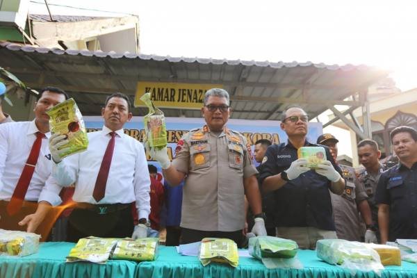 Kapolda Sumut Irjen Pol Martuani Sormin bersama jajaran menunjukkan barang bukti 22,5 kilogram sabu dan 11 ribu pil ekstasi serta menangkap tujuh tersangka, seorang diantaranya ditembak mati. Saat gelar kasus narkoba di RS Bhayangkara, Medan, Senin (9/3/2020).