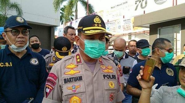 Kapoldasu Irjen Pol Martuani Sormin di dampingi Kapolrestabes Medan saat memberikan keterangan terkait ledakan di Ramayana Teladan Jalan Sisingamangaraja Medan, Rabu (25/3).