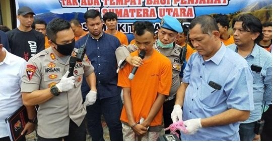 Wakapolrestabes Medan, AKBP Irsan Sinuhaji didampingi Kasat Reskrim Polrestabes Medan, AKBP Maringan Simanjuntak, memaparkan kasus pembunuhan supir taksi online di halaman apel Mapolrestabes Medan, Jalan HM Said, Rabu (18/3/2020).