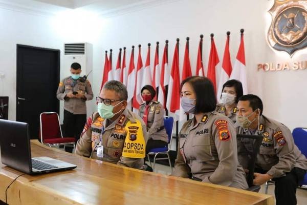 Kapoldasu Irjen Pol Drs Martuani Sormin MSi Live Zoom In dengan Petugas Medis Penanganan Covid-19 Daerah Sumatera Utara bertempat di Lobby Adhi Pradana Lt I Mapolda Sumut, Senin (20/04/20)