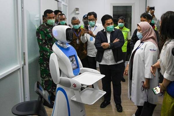 Menteri BUMN Erick Thohir (tengah) berbincang dengan petugas medis saat mengecek kesiapan di salah satu ruang modular di Rumah Sakit Pertamina Jaya, Cempaka Putih, Jakarta, Senin (6/4/2020). Rumah Sakit darurat COVID-19 tersebut berkapasitas sebanyak 160 tempat tidur dalam ruangan dan 65 kamar isolasi bertekanan negatif untuk merawat pasien positif COVID-19 sesuai standar yang ditetapkan oleh Organisasi Kesehatan Dunia atau WHO