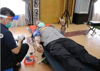 Kapolda Sumut Irjen Pol Drs Martuani Sormin MSi saat mendonorkan darahnya untuk disumbangkan ke PMI Sumut karena stok darah menipis, Selasa (14/4) di Aula Tribrata Mapoldasu