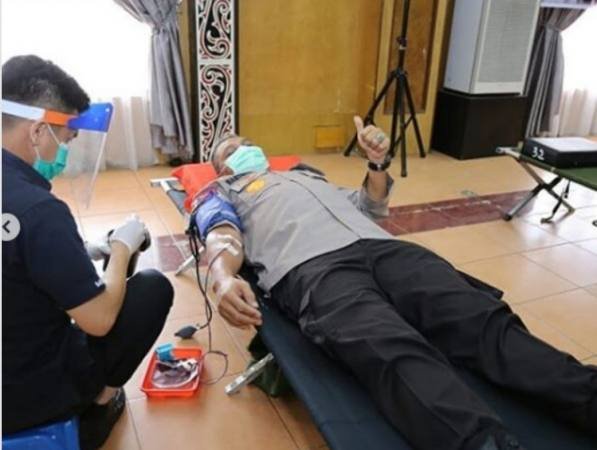 Kapolda Sumut Irjen Pol Drs Martuani Sormin MSi saat mendonorkan darahnya untuk disumbangkan ke PMI Sumut karena stok darah menipis, Selasa (14/4) di Aula Tribrata Mapoldasu