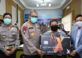 Kapoldasu Irjen Pol Drs Martuani Sormin MSi secara simbolis memberikan bantuan Presiden Jokowi kepada para supir, Rabu (15/4/2020) di Mapoldasu