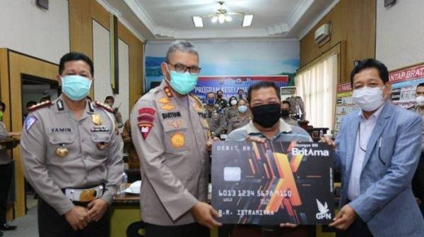 Kapoldasu Irjen Pol Drs Martuani Sormin MSi secara simbolis memberikan bantuan Presiden Jokowi kepada para supir, Rabu (15/4/2020) di Mapoldasu