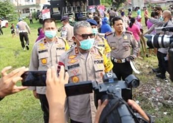 Kapoldasu Irjen Pol Drs Martuani Sormin MSi didampingi Wakapoldasu Brigjen Pol Mardiaz Kusin Dwihananto MHum dan PJU Poldasu mendirikan dapur di  lapangan PJKA Mandala by Pass, Kamis (16/04/2020)
