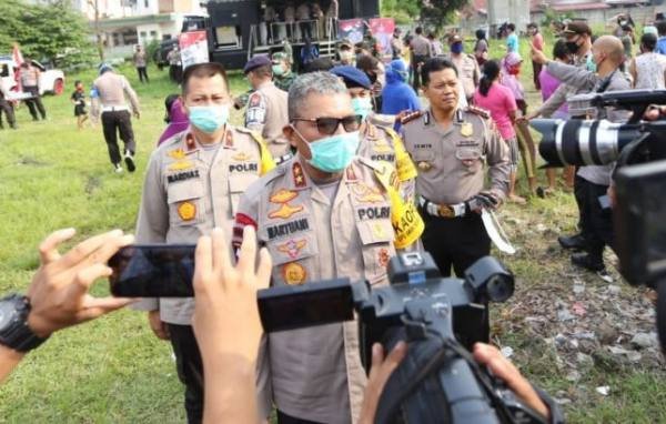 Kapoldasu Irjen Pol Drs Martuani Sormin MSi didampingi Wakapoldasu Brigjen Pol Mardiaz Kusin Dwihananto MHum dan PJU Poldasu mendirikan dapur di  lapangan PJKA Mandala by Pass, Kamis (16/04/2020)
