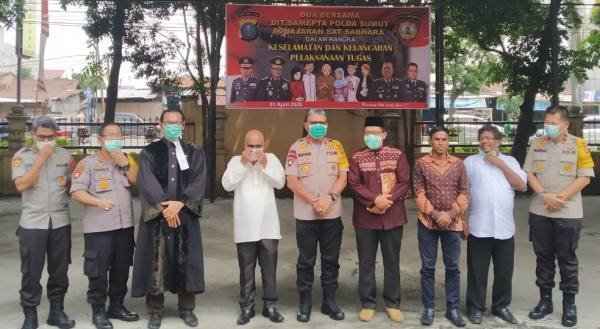 Kapoldasu,rohaniawan,Waka Poldasu Brigjen Pol Mardiaz Kusin Dwihananto, Direktur Shabara Kombes Pol Pahala, memberikan semangat kepada anggotanya, Rabu (1/4) di Mako Ditsabhara Jalan Jamin Ginting Medan