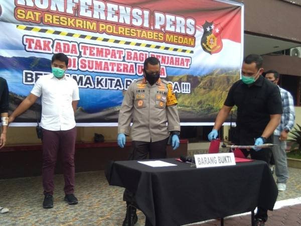 Kapolrestabes Medan Kombes Jhonny Edizzon Isir memaparkan barang bukti yang di gunakan pelaku perampokan, Kamis (9/4/2020) di Mapolrestabes Medan