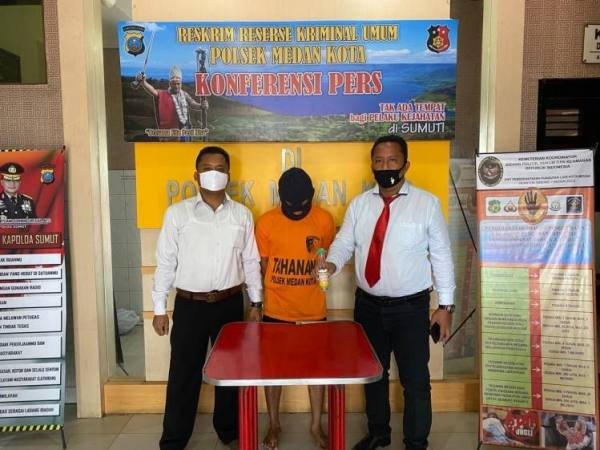 Tersangka dan barang bukti narkotika jenis sabu serta alat isap (bong-red) diamankan petugas Polsek Medan Kota dari dalam kamarnya, Jumat (3/4)