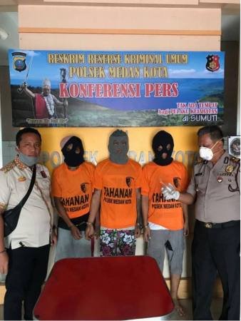 Tampak dalam gambar 3 tersangka diapit Wakapolsek Medan Kota, AKP S Simaremare dan Panit Reskrim Ipda Rambe, Senin (6/7)