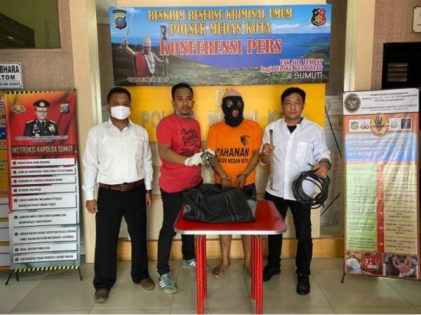 Kanit Reskrim Polsek Medan Kota, Iptu Ainul Yaqin SIK dan anggota lainnya memperlihatkan kepada wartawan barang bukti kabel listrik, tas dan pelaku, Rabu (1/4)
