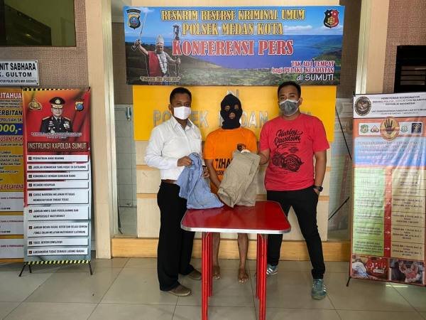Tersangka warga Kabupaten Langkat diamankan di Polsek Medan Kota karena penggelapan sepeda motor, Kamis (2/4)