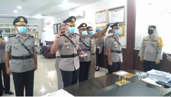 Kapolrestabes Medan Kombes Pol Jhonny Eddizon Isir SIK MTCP pimpin upacara serah terima jabatan (Sertijab) di kantor Kapolrestabes Jalan HM Said Medan, Kamis (2/4/2020)