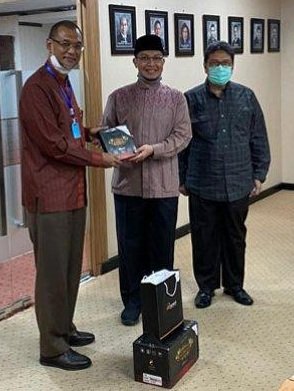 Direktur Utama Bank Sumut Muchammad Budi Utomo memberikan bantuan cendera mata kepada MUI Sumut yang diterima oleh Sekretaris Umum MUI Sumut Dr.H.Ardiansyah Lc.MA bertempat di kantor Pusat Bank Sumut Jalan Imam Bonjol Medan, Rabu (20/5/2020).