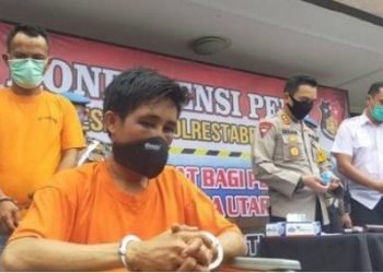 Waka Polrestabes Medan, AKBP Irsan Sinuhaji didampingi Kasatreskrim Polrestabes Medan, AKBP Ronny Nicholas Sidabutar memaparkan barang bukti dan pelaku begal dalam konfrensi pers di Mapolrestabes Medan, Sabtu (9/5/2020)