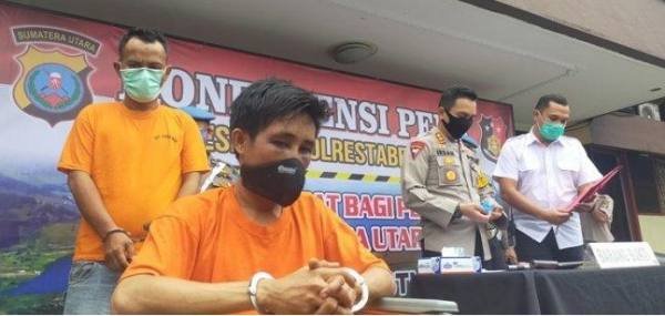 Waka Polrestabes Medan, AKBP Irsan Sinuhaji didampingi Kasatreskrim Polrestabes Medan, AKBP Ronny Nicholas Sidabutar memaparkan barang bukti dan pelaku begal dalam konfrensi pers di Mapolrestabes Medan, Sabtu (9/5/2020)
