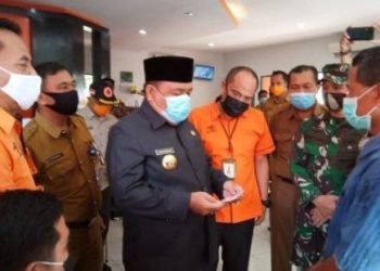 Bupati Langkat, Terbit Rencana PA menyerahkan secara simbolis Bantuan Sosial Tunai (BST) dari pemerintah pusat kepada 10 orang masyarakat penerima bantuan Covid-19, di Kantor Pos Cabang Stabat Jl Palang Merah No 1 Stabat, Selasa (19/5/2020)