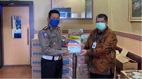 Dirlantas Polda Sumut Kombes Pol Kemas Ahmad Yamin SIK, MSi menerima bantuan dari Corporate Secretary Bank Sumut Syahdan Ridwan Siregar berupa  masker, hand sanitizer dan vitamin di Gedung Ditlantas Jalan Putri Hijau Medan, Selasa (19/5/2020)