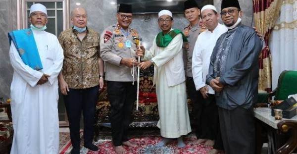 Kapolda Sumut Irjen Pol Drs Martuani Sormin MSi kunjungan silaturahmi ke Pondok Pesantren Al Kautsar Al Akbar di Jalan Pelajar Ujung, Kec Medan Denai, Jumat (01/05/2020)