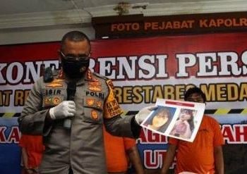 Kapolrestabes Medan Kombes Pol Jhonny Edison Isir didampingi Kasatreskrim AKBP Ronny Nicholas Sidabutar memaparkan barang bukti dan tiga tersangka kasus pembunuhan Elvina (21) di Mapolrestabes Jalan HM Said No 1 Medan, Jumat (8/4/2020).