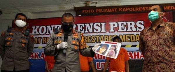 Kapolrestabes Medan Kombes Pol Jhonny Edison Isir didampingi Kasatreskrim AKBP Ronny Nicholas Sidabutar memaparkan barang bukti dan tiga tersangka kasus pembunuhan Elvina (21) di Mapolrestabes Jalan HM Said No 1 Medan, Jumat (8/4/2020).
