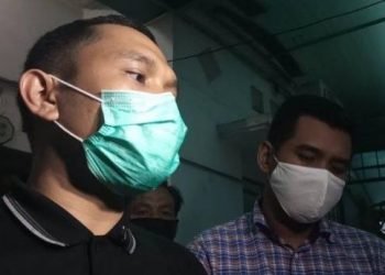Kasat Reskrim Polrestabes Medan AKBP Ronny Sidabutar didampingi Kapolsek Percut Seituan Kompol Aris Wibowo hadir dalam prarekonstruksi pembunuhan Elvina di Komplek Cemara Asri Medan, Kamis (7/5/2020).