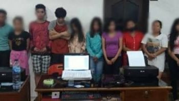 Para muda-mudi dibawa ke Mapolsek Medan Kota diduga sebagai pelaku dan pengguna jasa prostitusi online melalui aplikasi chatting Michat, Minggu (3/5/2020)