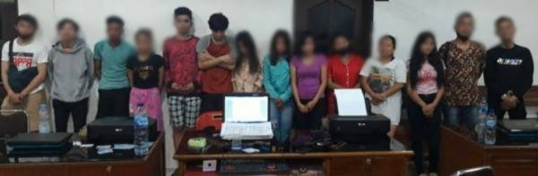 Para muda-mudi dibawa ke Mapolsek Medan Kota diduga sebagai pelaku dan pengguna jasa prostitusi online melalui aplikasi chatting Michat, Minggu (3/5/2020)