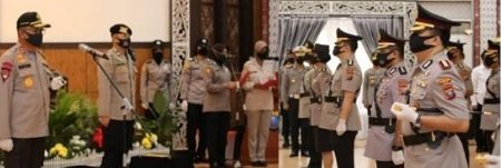 Kapolda Sumut Irjen Pol Drs Martuani Sormin MSi memimpin serah terima jabatan 2 Pejabat Utama Polda Sumut dan 7 Kapolres/tabes jajaran bertempat di Aula Tribrata Mapolda Sumut, Senin (18/5/2020)