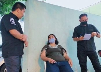 Istri almarhum Bripka Mangara Alva Pasaribu (MAP) personel Polsek Rambutan yang tewas diduga bunuh diri, berada di RS Bhayangkara, Medan, Rabu (3/6/2020).