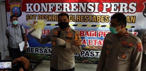 Kapolrestabes Medan Kombes Pol Riko Sunarko memberi keterangan Pers terkait kasus penangkapan narkoba seberat 1 Kg di Mapolrestabes Medan, Rabu (3/6/2020).