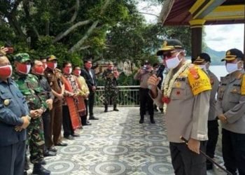 Kapoldasu Irjen pol Drs Martuani Sormin MSi melakukan kunjungan kerja ke Kabupaten Samosir dan membagikan sembako, bibit jagung serta masker, Kamis (4/6/2020).