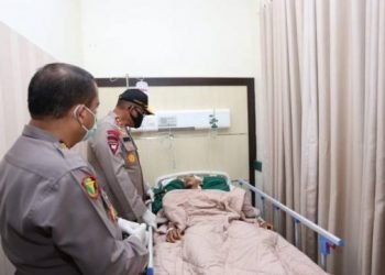 Kapolda Sumut Irjen Pol Drs Martuani Sormin, MSi didampingi Karumkit Bhayangkara TK I Medan mengunjungi Aipda Daely di RS Bhayangkara TK I Medan, Kamis 
(11/06/2020).