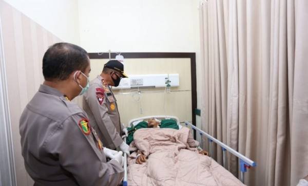 Kapolda Sumut Irjen Pol Drs Martuani Sormin, MSi didampingi Karumkit Bhayangkara TK I Medan mengunjungi Aipda Daely di RS Bhayangkara TK I Medan, Kamis 
(11/06/2020).