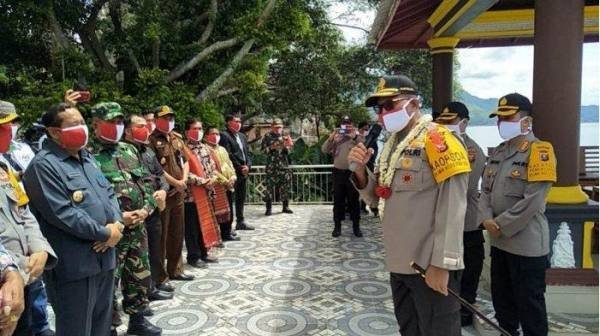 Kapoldasu Irjen pol Drs Martuani Sormin MSi melakukan kunjungan kerja ke Kabupaten Samosir dan membagikan sembako, bibit jagung serta masker, Kamis (4/6/2020).