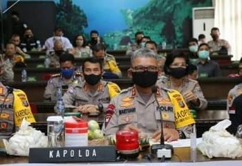 Kapolda Sumut Irjen Pol Drs Martuani Sormin, MSi membuka acara Kampanye Stop Narkoba melalui aplikasi Zoom Cloud Meeting bertempat di ruang vidcon Lt IV  Mapolda Sumut, Kamis (11/06/2020).