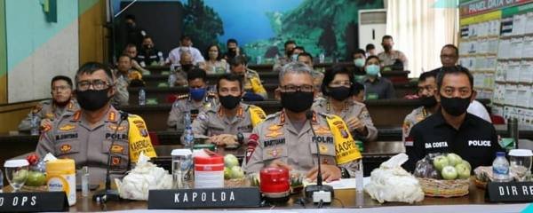 Kapolda Sumut Irjen Pol Drs Martuani Sormin, MSi membuka acara Kampanye Stop Narkoba melalui aplikasi Zoom Cloud Meeting bertempat di ruang vidcon Lt IV  Mapolda Sumut, Kamis (11/06/2020).