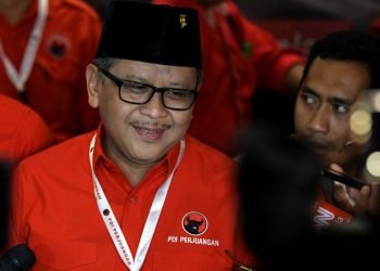 Sekjen Partai Demokrasi Indonesia Perjuangan (PDIP) Hasto Kristiyanto menjawab pertanyaan wartawan di sela Rapat Kerja Nasional (Rakernas) I PDIP di Jakarta, Jumat (10/1/2020). Hasto membantah isu dirinya dijemput tim KPK di Perguruan Tinggi Ilmu Kepolisian (PTIK) terkait kasus suap yang menjerat kader PDIP Harun Masiku dan Komisioner non aktif KPU Wahyu Setiawan. ANTARA FOTO/Aditya Pradana Putra/nz.
  *** Local Caption ***