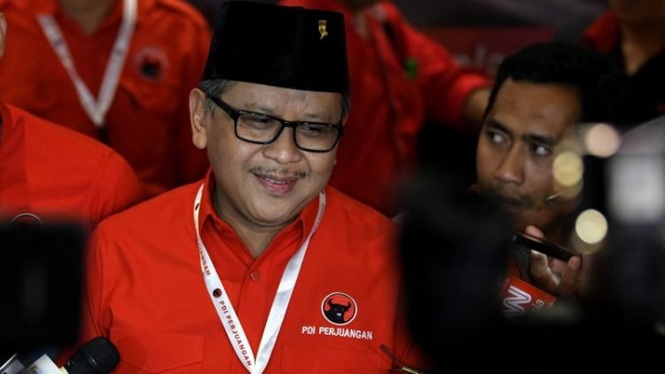 Sekjen Partai Demokrasi Indonesia Perjuangan (PDIP) Hasto Kristiyanto menjawab pertanyaan wartawan di sela Rapat Kerja Nasional (Rakernas) I PDIP di Jakarta, Jumat (10/1/2020). Hasto membantah isu dirinya dijemput tim KPK di Perguruan Tinggi Ilmu Kepolisian (PTIK) terkait kasus suap yang menjerat kader PDIP Harun Masiku dan Komisioner non aktif KPU Wahyu Setiawan. ANTARA FOTO/Aditya Pradana Putra/nz.
  *** Local Caption ***