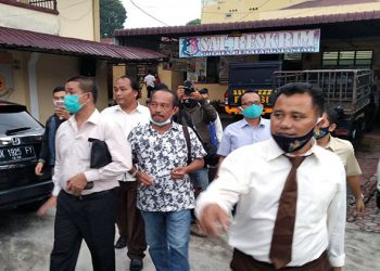 Kadis Kominfo Pemko Pematangsiantar Posma Sitorus dan mantan Sekretaris Acai Sijabat digiring tim Kejaksaan untuk dititipkan penahanan di Polsek Siantar Marihat, Rabu (21/7/2020).(Foto: istimewa)