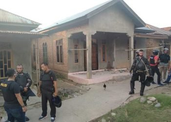 Kondisi Rumah Kepala Desa Mompang Julu, Panyabungan Utara yang juga mengalami kerusakan akibat diamuk massa saat bentrokan pada Senin (29/06/2020). Sedikitnya enam polisi luka-luka, dua mobil dan satu sepeda motor juga hangus dibakar massa.(handout)