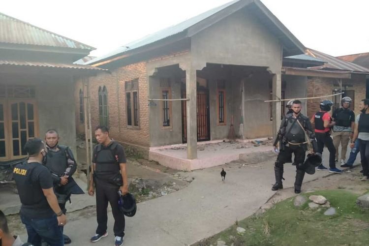 Kondisi Rumah Kepala Desa Mompang Julu, Panyabungan Utara yang juga mengalami kerusakan akibat diamuk massa saat bentrokan pada Senin (29/06/2020). Sedikitnya enam polisi luka-luka, dua mobil dan satu sepeda motor juga hangus dibakar massa.(handout)