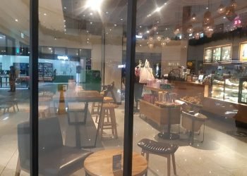 Suasana Starbucks Sunter Mall di Tanjung Priok, Jakarta Utara, Kamis (2/7/2020) malam. (kompas)