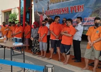 Ke-18 orang pelaku kerusuhan dan pengerusakan di Kabupaten Madina ketika di Mapolda Sumut. (Foto: Tagar/Reza Pahlevi)