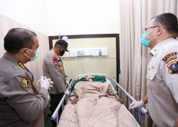 Kapolda Sumut Irjen Pol. Drs. Martuani Sormin didampingi Karumkit Bhayangkara TK II Medan menjenguk dua personel Mapolda Sumut yang menjadi korban penganiayaan yang terjadi pada Minggu dini hari 19 Juli 2020 kemarin.(foto: istimewa)